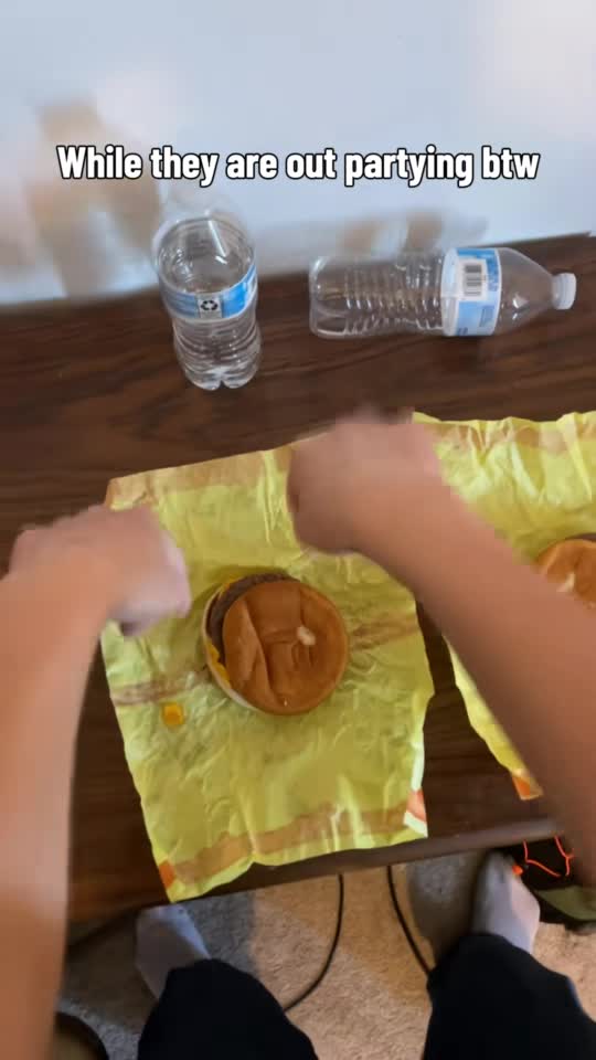 @ryu_da_sigma: Burger wrapping at full speed